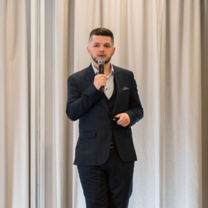 KOMIS 140 scaled e1660032497722